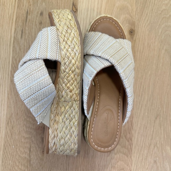 Platform sandal - Picture 2 of 3